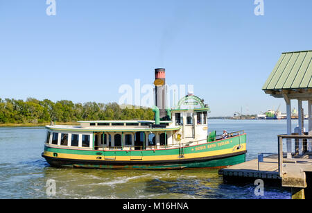 SAVANNAH, GEORGIA, USA - 31. OKTOBER 2017: Uferpromenade von Savannah, Georgia USA und Savannah Belles Ferry Stockfoto