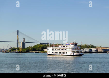 SAVANNAH, GEORGIA, USA - 31. OKTOBER 2017: Flussboot Georgia Queen auf einem Ausflug am Fluss. Stockfoto