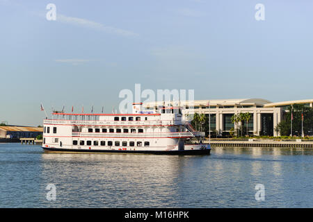 SAVANNAH, GEORGIA, USA - 31. OKTOBER 2017: Flussboot Georgia Queen auf einem Ausflug am Fluss. Stockfoto