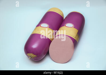 Wurst geräuchert auf einem weißen Hintergrund. Schneiden Sie weißen Hintergrund und ganze rosa Wurst. Stockfoto