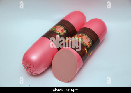 Wurst geräuchert auf einem weißen Hintergrund. Schneiden Sie weißen Hintergrund und ganze rosa Wurst. Stockfoto