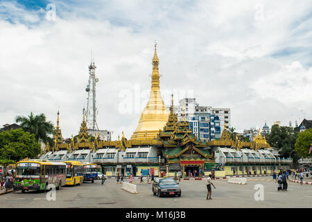 Äußere der Sule Pagode und goldenen Stupa, an einer Straßenkreuzung und als eine Verkehrsinsel Kreisverkehr Bus Terminus im Zentrum von Yangon, Myanmar Birma Asien Stockfoto