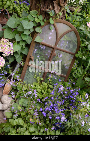 Antikes Fenster im Garten Stockfoto