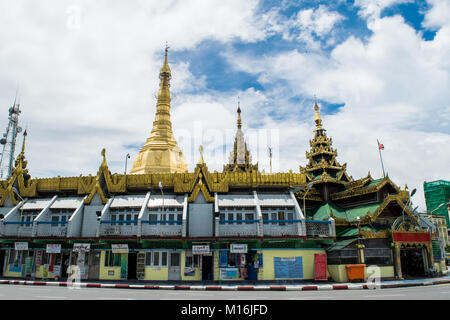 Äußere der Sule Pagode und goldenen Stupa, an einer Straßenkreuzung und als eine Verkehrsinsel Kreisverkehr mit Geschäften in der Innenstadt von Yangon, Myanmar Südostasien Stockfoto