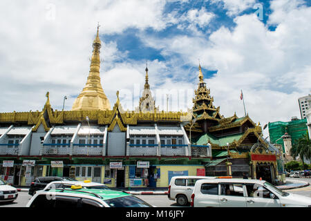 Äußere der Sule Pagode und goldenen Stupa, an einer Straßenkreuzung und als eine Verkehrsinsel Kreisverkehr mit Geschäften in der Innenstadt von Yangon, Myanmar Südostasien Stockfoto