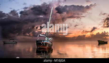 Die Sonne hat seine Schönheit, ob steigende oder Einstellung, mit allen, die wir nur noch wenig Zeit zu schätzen. Stockfoto