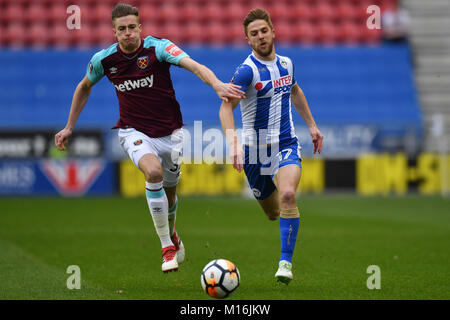 West Ham United Reece Burke (links) und Wigan Athletic Michael Jacobs konkurrieren für Besitz während der Emirate FA Cup, vierte Runde bei der DW Stadium, Wigan. Stockfoto