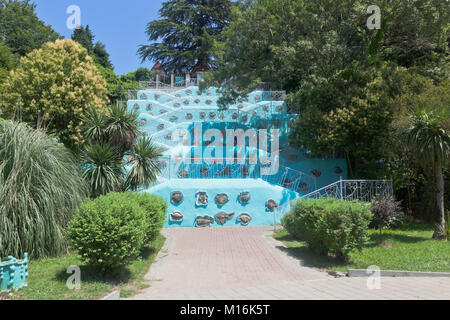 Adler, Sotschi, die Region Krasnodar, Russland - Juli 16, 2016: Ein original Treppe, die zum Boarding House "Smaragd" auf Lenin Street im Resort settleme Stockfoto