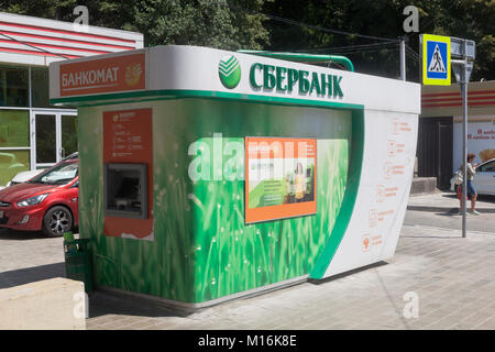 Adler, Sotschi, die Region Krasnodar, Russland - Juli 16, 2016: Sparkasse ATM auf Lenin Street im Resort Beilegung von Adler, Sochi Stockfoto