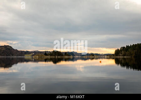 Nedstrand in Norwegen - Januar 10, 2018: Blick über den Fjord Forresfjorden in der norwegischen Westküste. Schönen Himmel und blaues Licht Stockfoto