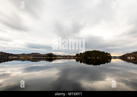 Nedstrand in Norwegen - Januar 10, 2018: Blick über den Fjord Forresfjorden in der norwegischen Westküste. Schönen Himmel und blaues Licht Stockfoto