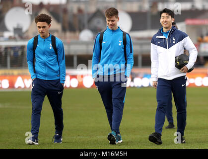 Tottenham Hotspurs Spieler kommen an der Tonhöhe bereit für das Aufwärmen vor dem Spiel während der Emirate FA Cup, vierte Runde bei Rodney Parade, Newport. Stockfoto