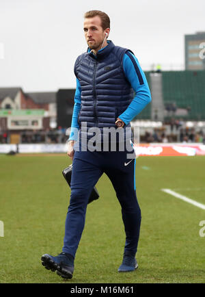 Tottenham Hotspur ist Harry Kane kommt an das Spielfeld zum Aufwärmen vor dem Spiel während der Emirate FA Cup, vierte Runde bei Rodney Parade, Newport. Stockfoto