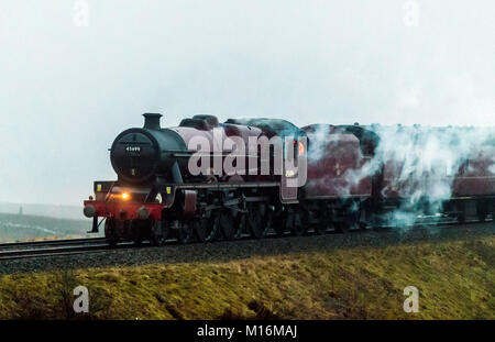 Der Winter Cumbrian Mountain Express die LMS-Jubiläum der Klasse 6 P 4-6-0 Nr. 45699 Galatea Lokomotive in dichtem Nebel in der Nähe von Ribblehead in den Yorkshire Dales National Park. Stockfoto