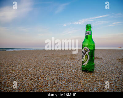 Goa, Indien - Dezember, 22 2017: eine kalte Flasche Tuborg in der Sand, der am Tag eine heiße, ist Sommer. Tuborg ist ein dänischer Brewing Company, gegründet 1873 auf einer Ha Stockfoto