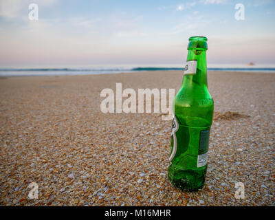 Goa, Indien - Dezember, 22 2017: eine kalte Flasche Tuborg in der Sand, der am Tag eine heiße, ist Sommer. Tuborg ist ein dänischer Brewing Company, gegründet 1873 auf einer Ha Stockfoto