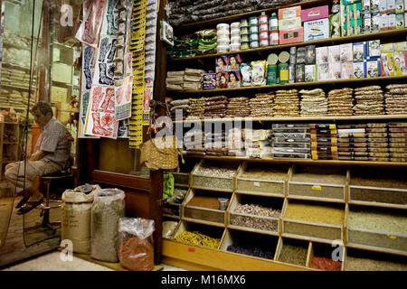 DUBAI, VEREINIGTE ARABISCHE EMIRATE - 18. Oktober 2008: Ahmed Zaer, 65, von Shiraz, Iran hat in Dubai für 16 Jahre gelebt, und arbeitet in der Dubai Gewürzmarkt. Stockfoto
