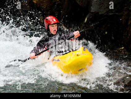 In weißen Wasser in der Nähe von Felsen Kanutin Stockfoto
