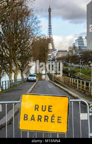 Paris, Frankreich, 26. Januar 2018: Die Straße hinunter zum Grenelle Hafen, entlang der RER C Eisenbahn, wird durch eine Sicherheitsbarriere geschlossen, nachdem der Seine Flo Stockfoto