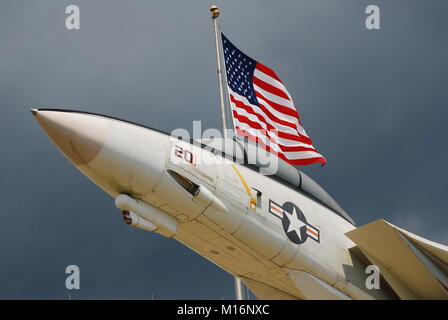 Eine Grumman Tomcat F14 steht außerhalb des nationalen Museums der Naval Aviation in Pensacola, Florida Stockfoto