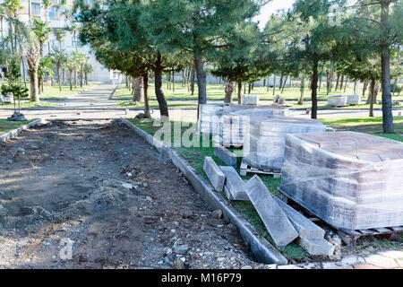 Beginn Rekonstruktion der Bürgersteig - Bauarbeiten in der Anfangsphase, Boden, neben der neuen Pflasterung slab ist in PE-Folie verpackt. Stockfoto