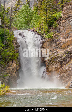 Wie der Schnee schmilzt in den Bergen über laufende Adler fällt im Glacier National Park, Montana die Wasserkaskaden auf die Wasserfälle. Stockfoto