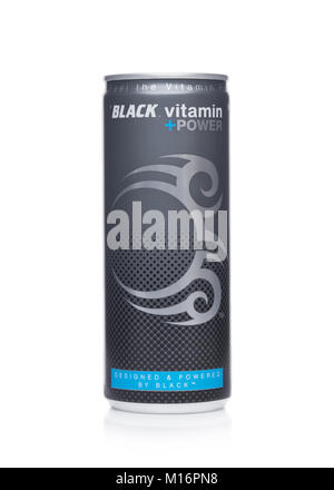 LONDON, UK, 24. JANUAR 2018: Aluminium schwarz Energy Drink Vitamin Plus Power Edition auf weißem Hintergrund. Leader auf dem Energiemarkt in Polan Stockfoto