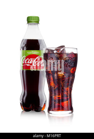 LONDON, UK, 24. JANUAR 2018: Flasche und Glas Leben Coca-Cola auf weißem Hintergrund. Coca-Cola ist einer der beliebtesten Soda Produkte in der Welt Stockfoto