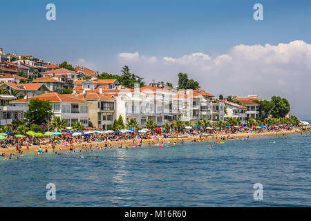 Inseln Kinaliada, Fürsten, Istanbul, Blick auf den überfüllten Strand im Sommer. Stockfoto