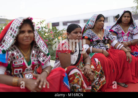 Indische Frauen namens Lambadas bei Hyderabad Literary Festival in Hyderabad, Indien. Stockfoto