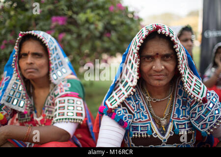 Indische Frauen namens Lambadas bei Hyderabad Literary Festival in Hyderabad, Indien. Stockfoto