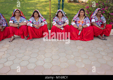 Indische Frauen namens Lambadas bei Hyderabad Literary Festival in Hyderabad, Indien. Stockfoto