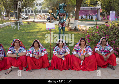 Indische Frauen namens Lambadas bei Hyderabad Literary Festival in Hyderabad, Indien. Stockfoto