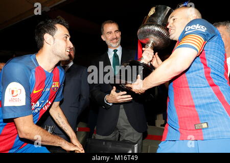 Spaniens König Felipe VI, Mitte, im Copa del Rey finale Fußball Match zwischen Barcelona und Alaves am Stadion Vicente Calderon in Madrid, Spanien, Samstag 27. Mai 2017. Im Bild: Andres Iniesta und Sergi Busquets © Casa de Su Caridad el Rey Credit: Gtres Información más Comuniación auf Linie, S.L./Alamy leben Nachrichten Stockfoto