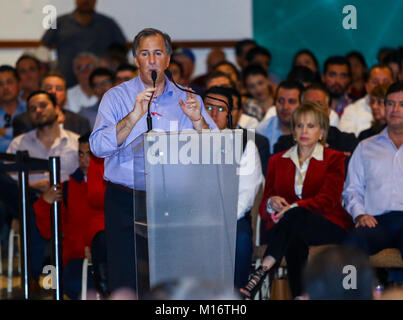 Jose Antonio Meade Kuribreña precandidate für die Präsidentschaft der Republik von der Partei der Institutionalisierten Revolution, PRI, nahmen an der fünften Sitzung Punkte Forum: Mexiko nachhaltige Energie, wo er von Manlio Fabio Beltrones Rivera begleitet wurde. Parthenon Halle des Santorian Hotel von Hermosillo Sonora am 26. Januar 2018. (Foto: Luis Gutierrez/NortePhoto.com) Stockfoto