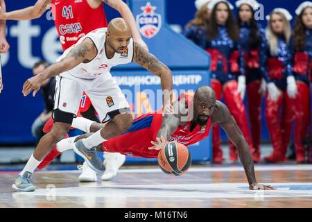 Moskau, Russland. 26 Jan, 2018. Othello Hunter (R) von Cska und Richard Hickman von Brose Aalen wetteifern um die Kugel während der 2017-2018 Euroleague Basketball Spiel zwischen ZSKA Moskau und Brose aalen sich in Moskau, Russland, Jan. 26, 2018. CSKA gewann 81-72. Credit: Wu Zhuang/Xinhua/Alamy leben Nachrichten Stockfoto