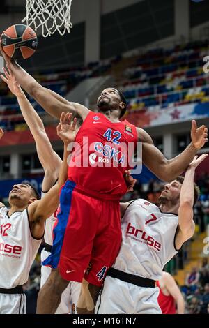 Moskau, Russland. 26 Jan, 2018. Kyle Hines (C) der CSKA MIAS für die Kugel während der 2017-2018 Euroleague Basketball Spiel zwischen ZSKA Moskau und Brose aalen sich in Moskau, Russland, Jan. 26, 2018. CSKA gewann 81-72. Credit: Wu Zhuang/Xinhua/Alamy leben Nachrichten Stockfoto