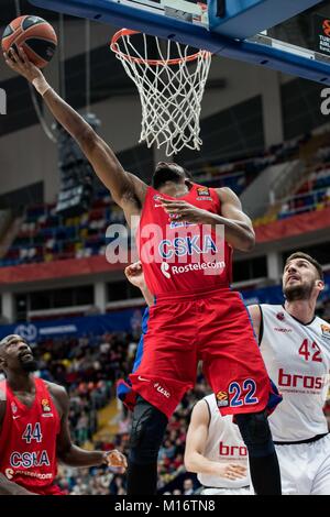 Moskau, Russland. 26 Jan, 2018. Cory Higgins (C) der CSKA geht an den Korb während der 2017-2018 Euroleague Basketball Spiel zwischen ZSKA Moskau und Brose aalen sich in Moskau, Russland, Jan. 26, 2018. CSKA gewann 81-72. Credit: Wu Zhuang/Xinhua/Alamy leben Nachrichten Stockfoto