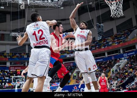 Moskau, Russland. 26 Jan, 2018. Nando de Colo (C) der CSKA passt den Ball während der 2017-2018 Euroleague Basketball Spiel zwischen ZSKA Moskau und Brose aalen sich in Moskau, Russland, Jan. 26, 2018. CSKA gewann 81-72. Credit: Wu Zhuang/Xinhua/Alamy leben Nachrichten Stockfoto