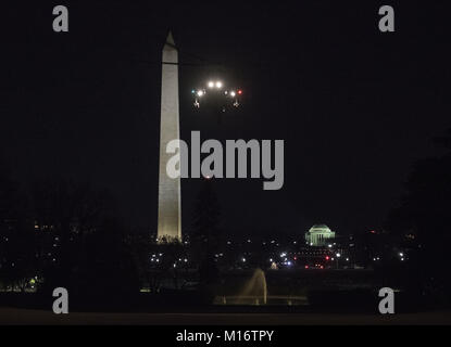 Washington, District of Columbia, USA. 26 Jan, 2018. Marine One, mit dem Präsidenten der Vereinigten Staaten Donald J. Trumpf an Bord, kehrt in das Weiße Haus in Washington, DC nach Besuch des World Economic Forum in Davos, Schweiz, am 26. Januar 2018. Quelle: Ron Sachs/Pool über CNP Credit: Ron Sachs/CNP/ZUMA Draht/Alamy leben Nachrichten Stockfoto