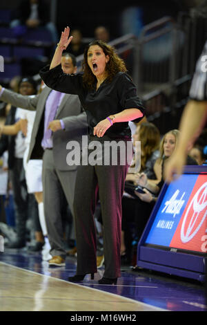 Seattle, WA, USA. 26 Jan, 2018. UW Haupttrainer Jody Wynn während einer PAC 12 Basketball Spiel zwischen den Washington Schlittenhunde und UCLA Bruins. Das Spiel war an der Hec Ed Pavillon in Seattle, WA gespielt. Jeff Halstead/CSM/Alamy leben Nachrichten Stockfoto