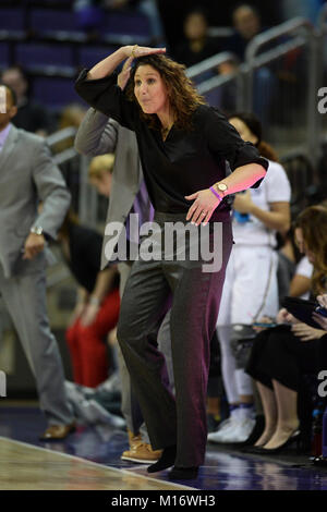 Seattle, WA, USA. 26 Jan, 2018. UW Haupttrainer Jody Wynn während einer PAC 12 Basketball Spiel zwischen den Washington Schlittenhunde und UCLA Bruins. Das Spiel war an der Hec Ed Pavillon in Seattle, WA gespielt. Jeff Halstead/CSM/Alamy leben Nachrichten Stockfoto