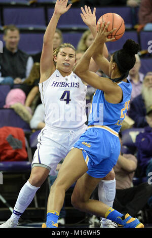 Seattle, WA, USA. 26 Jan, 2018. Die UW Amber Melgoza (4) schützt vor Monique Billings (25) Während eines PAC 12 Basketball Spiel zwischen den Washington Schlittenhunde und UCLA Bruins. Das Spiel war an der Hec Ed Pavillon in Seattle, WA gespielt. Jeff Halstead/CSM/Alamy leben Nachrichten Stockfoto