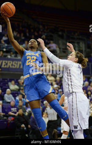 Seattle, WA, USA. 26 Jan, 2018. UCLA vorwärts Kennedy Burke (22) geht in den Korb, während eine PAC 12 Basketball Spiel zwischen den Washington Schlittenhunde und UCLA Bruins. Das Spiel war an der Hec Ed Pavillon in Seattle, WA gespielt. Jeff Halstead/CSM/Alamy leben Nachrichten Stockfoto