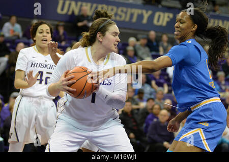 Seattle, WA, USA. 26 Jan, 2018. UW center Hannah Johnson (1) verteidigte die von der UCLA Kierra Collier (11) Während ein PAC 12 Basketball Spiel zwischen den Washington Schlittenhunde und UCLA Bruins. Das Spiel war an der Hec Ed Pavillon in Seattle, WA gespielt. Jeff Halstead/CSM/Alamy leben Nachrichten Stockfoto