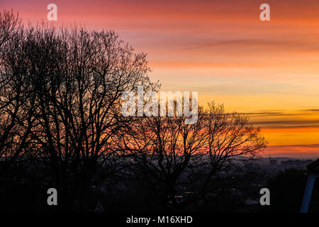 London UK. 27. Januar 2018. Häuser und Bäume sind gegen einen schönen bunten Winter Sonnenaufgang in Wimbledon im Südwesten Londons Credit Silhouette: Amer ghazzal/Alamy leben Nachrichten Stockfoto