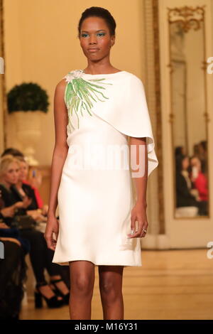 Rom, Italien. 26. Januar, 2018. Renato Balestra Modenschau haute Couture Kollektion Frühjahr Sommer 2018 Brancaccio Palace in Rom Credit: Massimo danza/Alamy leben Nachrichten Stockfoto