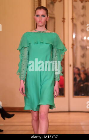 Rom, Italien. 26. Januar, 2018. Renato Balestra Modenschau haute Couture Kollektion Frühjahr Sommer 2018 Brancaccio Palace in Rom Credit: Massimo danza/Alamy leben Nachrichten Stockfoto