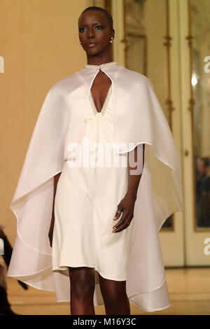 Rom, Italien. 26. Januar, 2018. Renato Balestra Modenschau haute Couture Kollektion Frühjahr Sommer 2018 Brancaccio Palace in Rom Credit: Massimo danza/Alamy leben Nachrichten Stockfoto