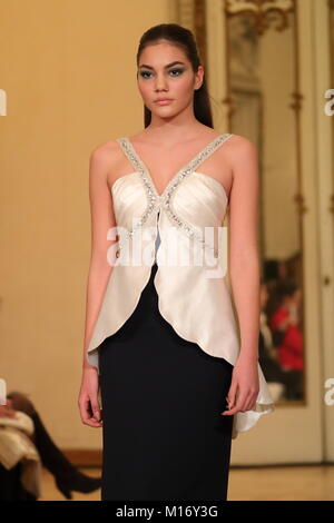 Rom, Italien. 26. Januar, 2018. Renato Balestra Modenschau haute Couture Kollektion Frühjahr Sommer 2018 Brancaccio Palace in Rom Credit: Massimo danza/Alamy leben Nachrichten Stockfoto